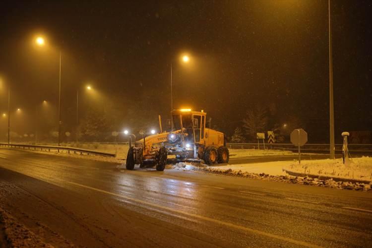 <p> Orta Karadeniz'i İç Anadolu Bölgesi'ne bağlayan Samsun-Ankara kara yolunun Çorum sınırları içinde kalan bazı bölgelerinde sisle birlikte etkili olan kar yağışı, kazalara neden oldu. </p>
