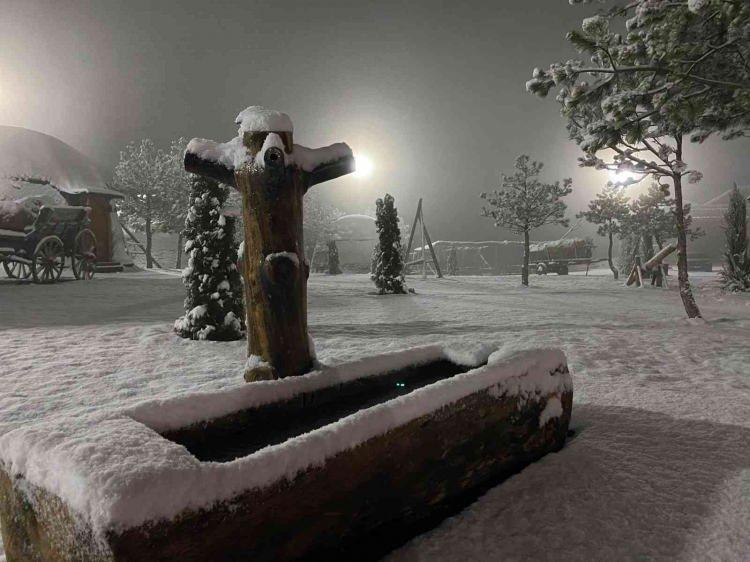 <p>Dün geceden itibaren aralıklar ile devam eden yağmurun ardından yoğun şekilde başlayan kar yağışı, kısa sürede etkili olunca sokağa çıkan vatandaşlar kar altında yürüyerek kar yağışının tadını çıkarttılar.</p>
