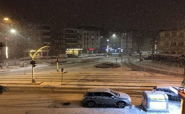 <p>Diğer taraftan kar yağışının ardından maddi hasarlı trafik kazaların meydana gelmesinden sonra Jandarma ve polis ekipleri <strong>Çorum</strong>-Osmancık karayolu kent çıkışında tedbir alarak zincir ve kış lastiği olan araçların yola devam etmesine izin vermiyorlar.</p>

