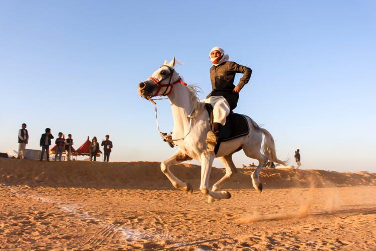 <p>Y&uuml;zlerce yıllık kadim bir k&uuml;lt&uuml;re sahip bedevilerin geleneksel &ccedil;adırlarında bir araya gelen konuklar, ikram edilen &ouml;zel &ccedil;aylar eşliğinde sohbet ederek &ccedil;eşitli şarkılar s&ouml;yledi.</p>
