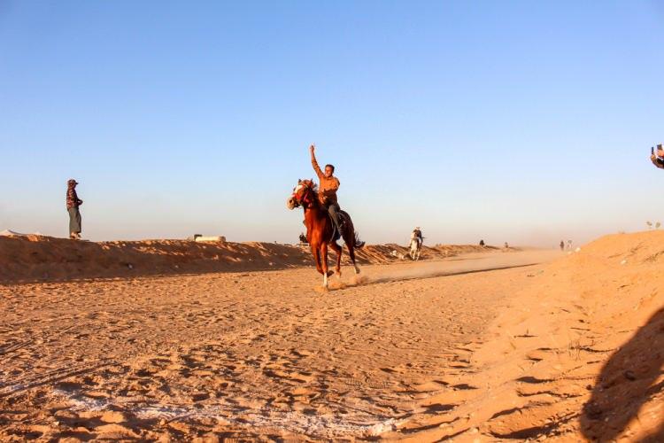 <p>Bu yılki kupayı kaldıran k&uuml;&ccedil;&uuml;k binici, "Ben 12 yaşındayım. 6 yaşımdan beri binicilik eğitimi alıyorum. Bu yılki at yarışına katıldım ve &ccedil;ok ş&uuml;k&uuml;r yarışı birincilikle bitirdim." dedi.</p>
