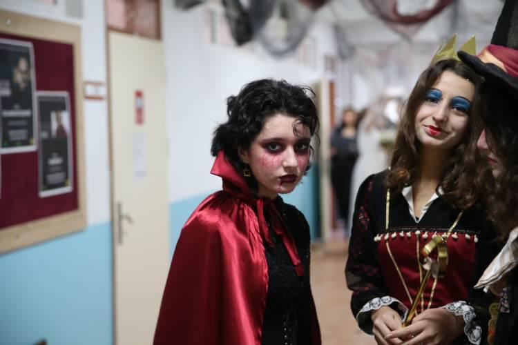 <p>Dört yıldır yapılan festivalin öğrencilerin sadece roman kahramanları gibi giyinmesinden ibaret olmadığını, okulun hemen hemen her yerini romanlardaki mekanlar gibi dekore ettiklerini, bir hafta boyunca söyleşi ve çeşitli etkinlikler gerçekleştirdiklerini belirtti</p>