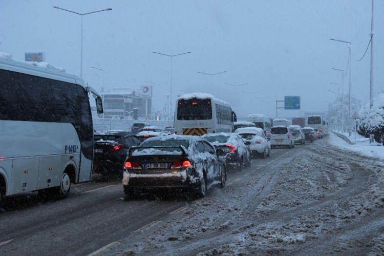 <p>Meteoroloji Uzmanı Prof. Dr. Orhan Şen, “Rüzgarın kuzeye dönmesiyle Bugün İstanbul’un kuzey ilçelerinde hafif kar yağışı görülecek" dedi. Öte yandan İstanbul'un bazı ilçelerinde kar yağışı başladı.</p>

