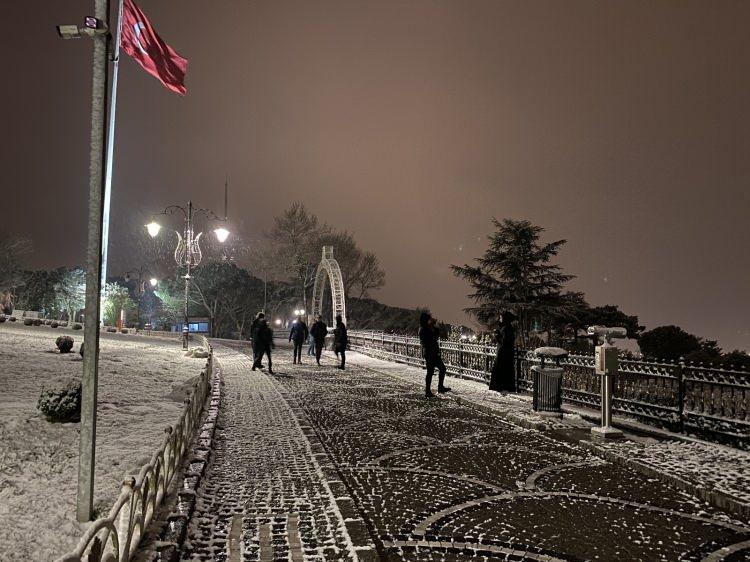 <p>İstanbul’da gece saatlerinde etkili olan kar yağışı sonrası birçok ilçe beyaza büründü. Çamlıca tepesine yağan kar sonrası kartpostallık görüntüler ortaya çıktı.</p>
