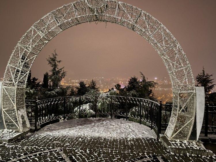 <p>İstanbul’da mevsimin ilk kar yağışı sonrası birçok ilçe beyaza büründü. Gece saatlerinde etkisini artıran kar yağışı, manzarası ve güzelliği ile bilinen Çamlıca Tepesini beyaza bürüdü. Kar yağışını fırsat bilen vatandaşlar ise Çamlıca Tepesine gelerek vakit geçirdi. Çamlıca’da oluşan manzara ise kendine hayran bıraktı.</p>
