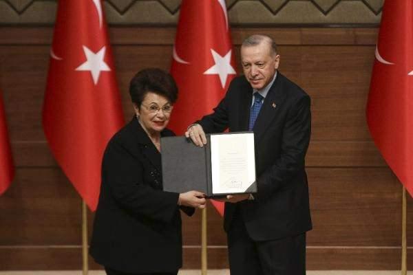 <p>müzik alanında ödül alan İdil Biret adına ödülü kuzeni Beyza Üntuna Koparal, </p>