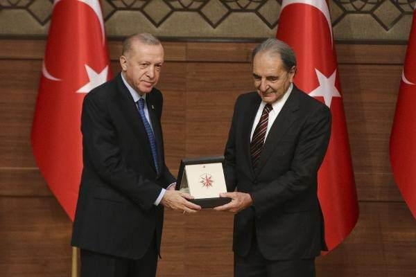 <p> görsel sanatlar alanında ödül alan Alev Ebuzziya adına ödülünü kardeşi Talha Ebuzziya,</p>