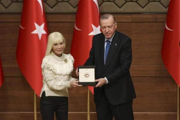 <p> sinema alanında ödül alan Cüneyt Arkın adına ödülünü eşi Betül Cüreklibatır,</p>