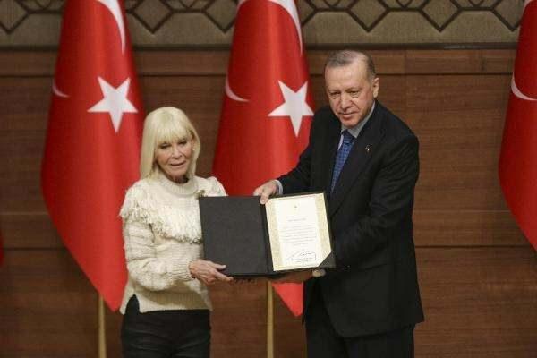 <p> sinema alanında ödül alan Cüneyt Arkın adına ödülünü eşi Betül Cüreklibatır,</p>