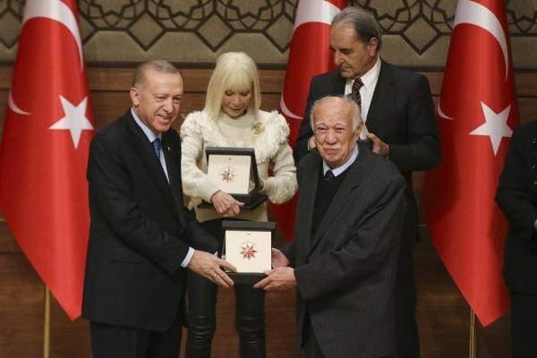 <p>sahaflık alanında ödül alan İbrahim Manav adına kızı Ayşegül Bardakçı, vefa ödülünü alan Kemal Tahir adına ödülü Kemal Tahir Vakfı Başkanı Cengiz Yazoğlu aldı.</p>