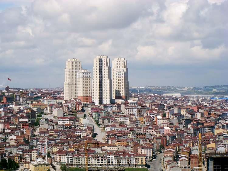 <p><strong>GİDERLER ARTTI</strong></p>

<p>Toplu yaşam alanlarındaki yöneticiler, sakinler ve üye işyerleri için geliştirilmiş yapay zeka tabanlı online bir platform olan Apti’nin kurucu ortağı Ali Emre Erişen, site yönetim bütçesi başlıca gider kalemlerinin personel ücret giderleri, teknik bakım ve malzeme giderleri, ortak alan elektrik, ısınma ve su giderleri, ofis ve ortak alan malzeme giderleri olduğunu belirterek, “2022’de doğalgaz, su ve elektrik zamları ile asgari ücretin artışı nedeniyle, site aidatlarında yüzde 40-55 arası bir artış öngörüyoruz” dedi.</p>
