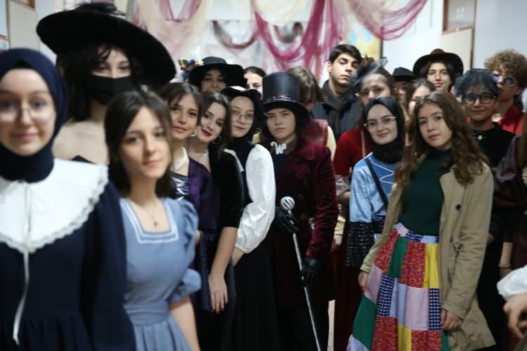 <p>Sakarya Cemil Meriç Sosyal Bilimler Lisesi öğrencilerinin, romanlardaki kahramanların kıyafetlerini giydiği, mekanları canlandırdığı "Roman Kahramanları Festivali" renkli görüntülere sahne oldu.</p>
