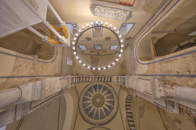 <p>Türkiye’nin Osmanlı mirası camilerinin kubbelerini içerden ve dışarıdan fotoğrafl ayarak farklı bir bakış açısı sunan fotoğrafçı Cemil Şahin, Enez Ayasofya Cami-i Şerifi'ni muhteşem karelerle ölümsüzleştirdi.</p>