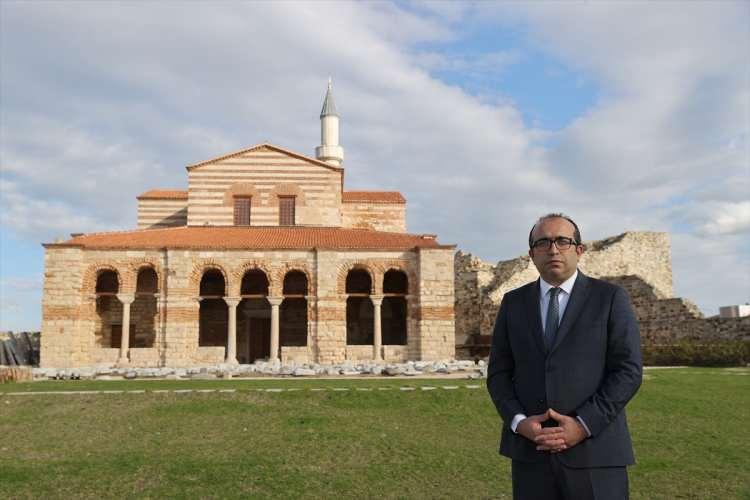 <p>56 yıl sonra ilk ibadet cuma günü gerçekleşecek </p>
<p>Edirne Vakıflar Bölge Müdürü Osman Güneren, AA muhabirine, 1965 yılından bu yana ibadet ve ziyarete kapalı caminin Diyanet İşleri Başkanı Ali Erbaş, Edirne Valisi Ekrem Canalp, Kültür ve Turizm Bakan Yardımcısı Ahmet Misbah Demircan, Vakıflar Genel Müdürü Burhan Ersoy ve davetlilerin katılımıyla açılacağını söyledi</p>