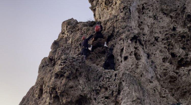 <p>Üzerinde şort ve tişörtle kayaya çıkan genç, aşağı inemedi. Gencin mahsur kaldığını gören arkadaşı Gökhan Tuğrul durumu 112 Acil Çağrı Merkezi’ne bildirdi.</p>