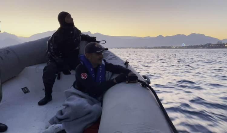 <p>Kılavuz ipin hazırlanmasının ardından güvenlik yeleği takılan genç, kayalık alandan yavaş yavaş indirildi. Çok üşüdüğü gözlemlenen genç deniz botuna alınarak, hemen battaniye verildi.</p>