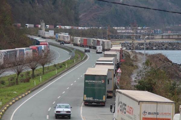 <p>TIR parklarının dolmasıyla Karadeniz Sahil Yolu üzerinde aralıklarla oluşan, Türk tarafında 29 kilometreyi aşan kuyruk, Kemalpaşa ve Hopa ilçelerini geçip Arhavi ilçesine kadar geldi. Kara yolunun bir şeridini kapatan TIR'lar, trafiğin de aksamasına neden oluyor.</p>
