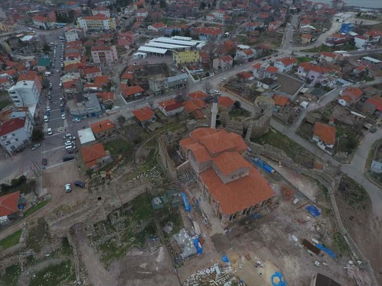 <p>Ayrıca caminin içerisindeki ısıtma ve soğutma sistemleri kuruldu, zeminin mermer döşemesi yapıldı.Caminin harim kısmında yerde bulunan ve numaralandırılarak çıkarılan özgün döşeme taşları da yerlerine döşendi. Geri kalan açık yerlerde de yeni mermerler kullanılarak döşeme yapıldı. Caminin çevresinde yıllar içerisinde oluşan toprak kotu da temizlendi.</p>
