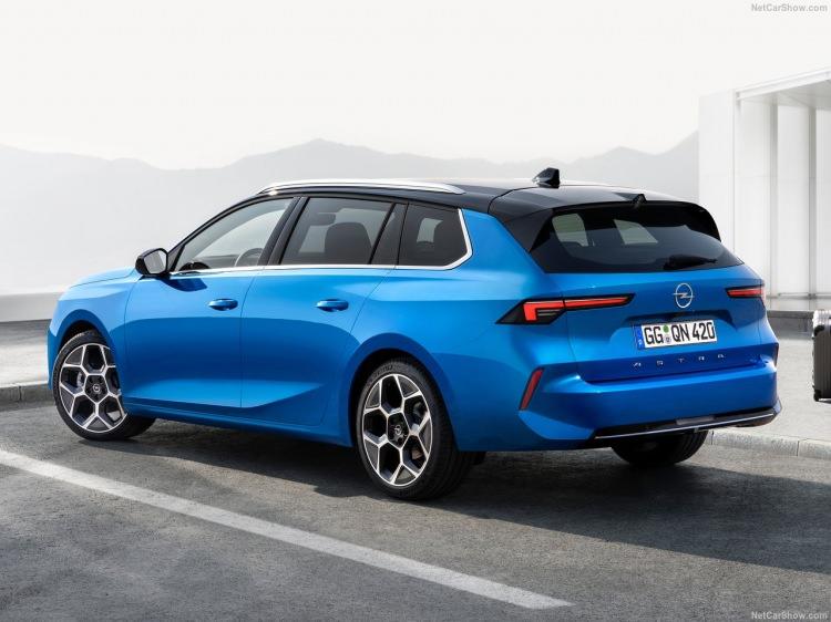 <p><span style="color:rgb(178, 34, 34)"><strong>Opel Vizör ve Pure Panel’e sahip ilk station wagon</strong></span></p>

<p>Yeni Astra Sports Tourer, Opel’in cesur ve yalın tasarım felsefesiyle yorumlanmış olan ilk station wagon modeli. Yeni marka yüzü Opel Vizör, motor kaputundaki keskin kıvrım ve gündüz sürüş farlarının kanat şeklindeki tasarımıyla dikkati çekiyor. </p>
