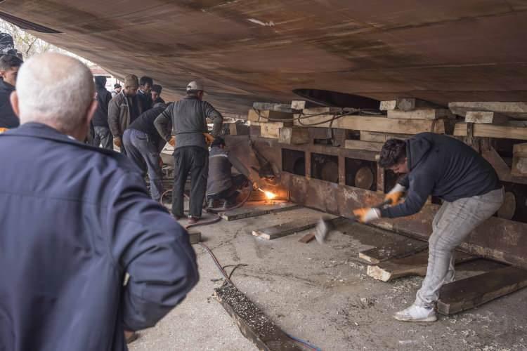 <p>Köy azalarından olan Kadir Civelek ise “Bu tekneyi köyün içinde, bin metrekarelik bir arsada yaptık. O esnada bu tekneyi yaparken, blok halinde buraya getirirken bayağı bir zorlandık. Sayın Başkanımız Ali Özkan da sağ olsun bizim ziyaretimize geldi. O da ne yapılabilir konusunda araştırıyor. Elektrik direkleri bizi çok zorladı. Bazı duvarları yıkmak zorunda kaldık. Destek görürsek çok mutlu olacağız” dedi.</p>