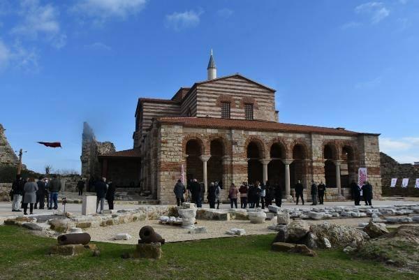 <p>Edirne'nin Enez ilçesinde, 12'nci yüzyıldan kaldığı belirtilen Enez Kalesi içinde bulunan Ayasofya kilisesi, Osmanlı Padişahı Fatih Sultan Mehmet'in fethinden sonra 1455 yılında camiye çevrildi.</p>
