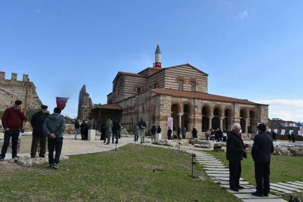 <p> Yapı, bölgedeki depremlerden gördüğü zararın ardından 1965 yılında kullanılmaz hale geldi. Vakıflar Genel Müdürlüğü, yıkılan caminin onarımı için 2015 yılında çalışma başlattı ve 6 yıl aranın ardından Ayasofya Camisi, restore ve onarımı tamamlandı.</p>