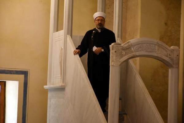<p>CUMA NAMAZINI ERBAŞ KILDIRDI</p>
<p>Caminin açılışına katılan Diyanet İşleri Başkanı Ali Erbaş, yaklaşık 400 kişinin aynı anda ibadet ettiği camide 56 yıl aranın ardından ilk namazı kıldırdırdı. Erbaş , Ayasofya Camisi'nde bir araya gelmenin mutluluk verdiğini belirterek, "Bugün burada, bu güzel kubbenin altında, hep birlikte toplandık ve geçen yıl İstanbul Ayasofya Camisi'nin açılışından sonra, bugün de burada Edirne Enez Ayasofya Camisi'nin açılışında bir aradayız. 56 yıl boyunca cemaatinden uzak kalmış olan Edirne Enez Ayasofya Camisi, yeniden cemaatine kavuştu.</p>