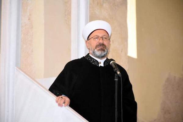 <p>Camilerimiz, Müslümanların kendilerini rahmetle, merhamet sıcaklığıyla içinde topladığı, Rabbimizin en güzel mekanlarıdır. Rabbimizin rızasına uygun olarak zamanımızı geçirdiğimiz en güzel mekanlarımızdır. Çünkü camilerimizde Rabbimize secde ediyoruz. Ona rüku ediyoruz. Kurtuluş namazdadır, kurtuluş ibadettedir, kurtuluş camilere gitmektedir. Namaz ve ezan, bize bunu hatırlatıyor" diye konuştu.</p>