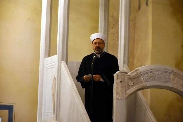 <p>Ezanlarından 56 yıl boyunca mahrum kalmış olan minareler, ezanlarına kavuştu. İstiklal Marşı şairi Mehmet Akif Ersoy'un İstiklal Marşı'na koyduğu şu mısralar ne kadar önemli ve bugün Edirne Enez Ayasofya Camisi'ni açarken yeniden hatırladığımız bu mısralarda ne diyordu, 'Ruhumun senden ilahi, şudur ancak emeli, değmesin mabedimin göğsüne namahrem eli; bu ezanlar ki şahadetleri dinin temeli'. Yurdumuzun üzerinde bütün minarelerimizde ezanlar devam edeceği gibi işte bu güzel camimizin Enez Ayasofya Camimizin minarelerinden ezanlar da ebedi olarak devam edecektir, inşallah.</p>