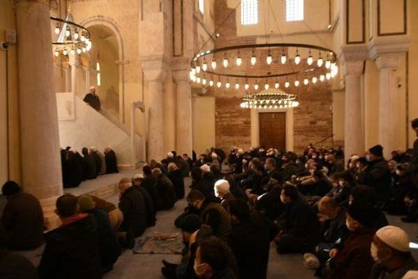 <p>Vakıflar Genel Müdürü Burhan Ersoy da Vakıflar Genel Müdürlüğü olarak 2015'te başladıkları yaklaşık 6 yıl süren Ayasofya Camisi'nin çalışmalarına 15 milyon 500 bin TL bütçe ayırarak onarımını yaptıklarını söyledi. Konuşmaların ardından Ayasofya Camisi'nin açılışı, protokol üyelerinin kurdele kesiminin ardından yapıldı.</p>