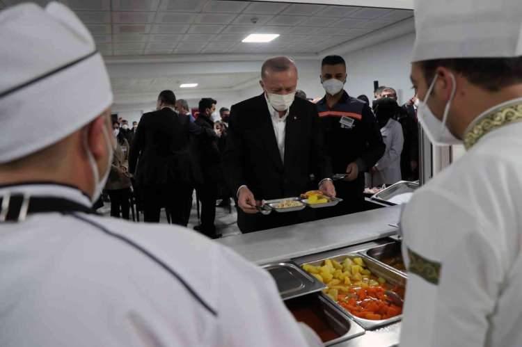Başkan Erdoğan işçilerle birlikte yemek yedi