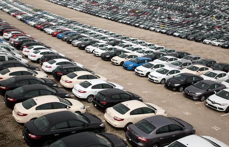 <p>Yıllık vergi tutarı, 1-6 yaş minibüslerde 1570 lira, aynı yaştaki 25 kişiye kadar otobüslerde 3 bin 965 lira, 1500 kilograma kadar kamyonet, kamyon ve benzeri araçlarda 1408 lira olacak.</p>

