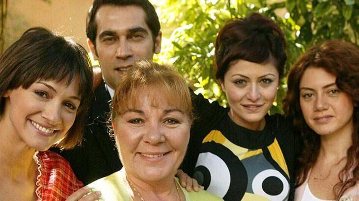 <p><span style="color:#B22222"><strong>Yaprak Dökümü' dizisinde birbirleriyle anlaşamayan iki kız kardeşi oynayan Fahriye Evcen ve Gökçe Bahadır hakkında açıklamalarda bulunan Bedia Ener, şunları söylemişti:</strong></span></p>
<p> </p>