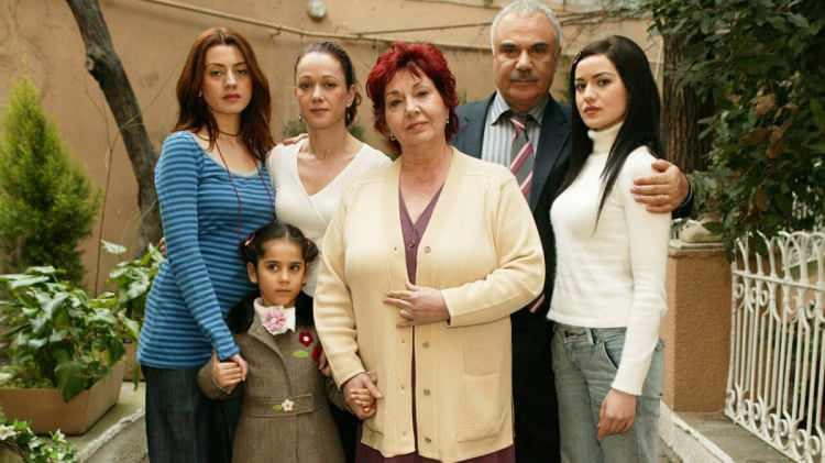 <p><span style="color:#000080"><strong>Gökçe öyle değil. Gökçe ortalıktadır, şarkı söyler bir şey yapar taklit yapar, çok canlıdır. O farklı bir kız. Fahriye daha sakin yapılı bir kızdı. Daha ketumdur."</strong></span></p>