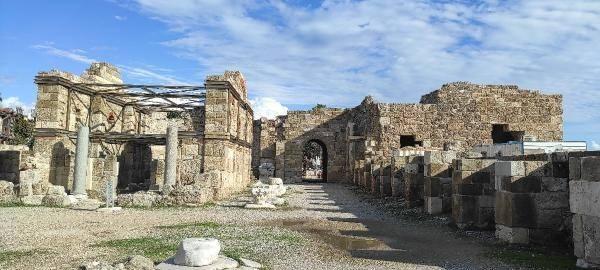 <p>Bundan sonra hak ettiği yere geleceğini düşünüyorum. Yıkılan yapılar, ruhsatlı hale getirildi. Side hem planlı hem de tarihi bir şehir olarak yaşamına devam edecek. Dünyada örnekleri var. Roma mesela. Hem modern şehir hem tarihi iç içe" diye konuştu.</p>
