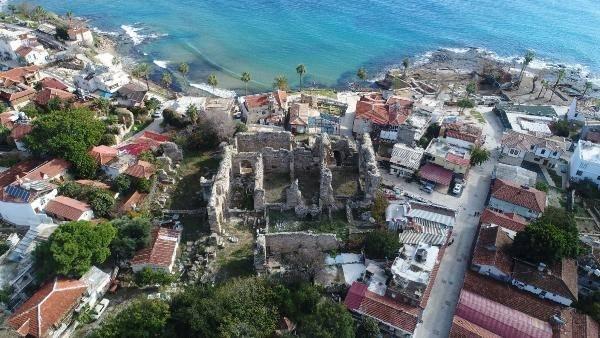 <p>SİDE'DE SELÇUKLU İZLERİ BULUNDU</p>
<p>35 kişilik ekibiyle alandaki kazı çalışmalarını takip eden Kazı Başkanı Anadolu Üniversitesi Klasik Arkeoloji Anabilim Dalı Öğretim Üyesi Prof. Dr. Feriştah Alanyalı, özel mülkiyetteki parsellerle çalışmaya başladıklarını söyledi. 19'uncu yüzyılın başından beri koruma sorunları olan Side'yi devlet ve vatandaş birlikte hareket ederek sorunu çözmeye başladıklarını anlatan Prof. Dr. Alanyalı, "Şimdiye kadar yapılamayan birçok iş yapıldı. 7'nci yüzyıldan itibaren bu alan tamamen terk edilmiş. Kazılarda Selçuklu izlerine de rastladık. Daha önce böyle bir iz bulunmamıştı. Kazılarda 13'üncü yüzyıla ait Selçuklu sikkeleri bulduk. Selçuklular bir askeri garnizon kurup, gözetim altında tutmuşlar buraları" dedi.</p>