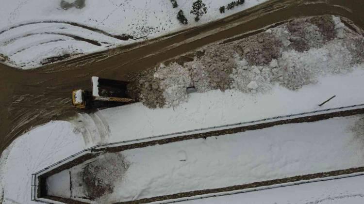 <p>Öte yandan, şehir merkezindeki karların toplanıp göl kıyılarına dökülmesi ilçede yaşayan vatandaşları da memnun etti. İlçe sakinlerinden Kadir Geviş, yapılan uygulamadan dolayı Beyşehir Belediyesine teşekkür ederken, “Belediyemiz şehir içindeki karları gölümüze getiriyor, hem şehrimizi temizliyor, hem de gölümüzü karla dolduruyor. Bu karlar göle bir can suyu oluyor” ifadelerini kullandı.</p>
