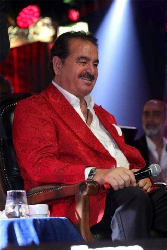 <p><span style="color:#B22222"><strong>KREDİ ÇEKİP DİNLEMEYE GELDİ!</strong></span></p>
<p><span style="color:#000080"><strong>Tatlıses, Amasya'dan kredi çekip kendisini dinlemeye gelen Urfalı hayranını sahnesine davet etti ve birlikte şarkı söyledi. Büyük sevgi karşısında gözyaşlarını tutamayan imparator, hayranının Kredi borcunu kapatacağını açıkladı. Tatlıses'in bu hareketi salondan büyük alkış aldı.</strong></span></p>