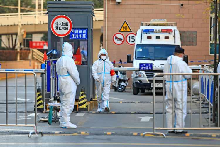 <p>Çin'in Şian kentinde, son günlerde Kovid-19 vaka sayısında görülen artış nedeniyle 13 milyondan fazla kişiye sokağa çıkma yasağı getirildi.</p>