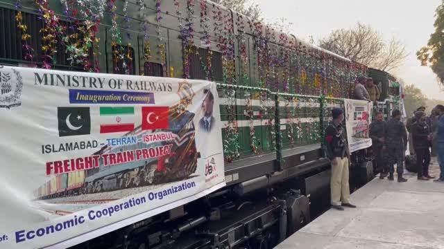 <p>Pakistan, İran ve Türkiye arasında gerçekleştirilen "İslamabad-Tahran-İstanbul Yük Treni Projesi" İslamabad’dan bugün kalkan trenle yeniden başladı. </p>
