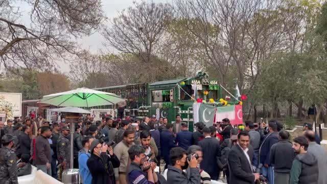 <p> Kureyşi, burada yaptığı açıklamada, bu gelişmeyi tarihi olarak nitelendirerek, bu adımın bölgede ticaret ve iş alanında yeni yollar açacağını söyledi. </p>