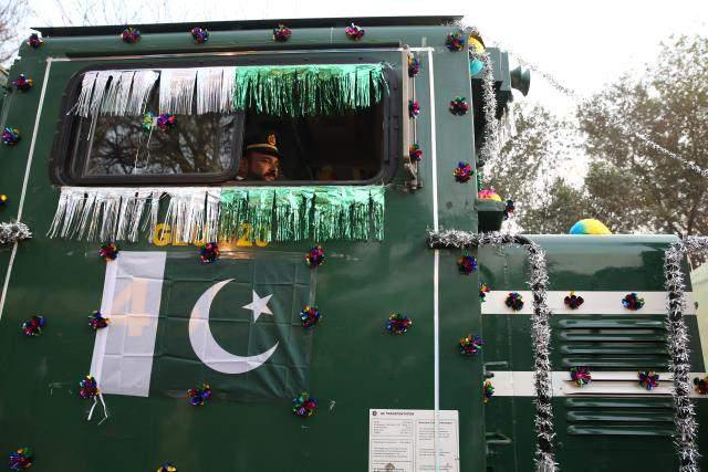 <p>Yolcular için seferler başlayacak Demiryolları Bakanı Muhammed Azam Han Swati de AA muhabirine yaptığı açıklamada, "Türkiye, İran ve Pakistan arasındaki bu bağlantı benim ve hükümetim için çok önemli.” dedi.</p>