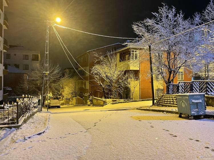 <p>Anadolu Yakası'nda, Sultanbeyli, Çekmeköy, Sancaktepe, Ümraniye ve Beykoz'da kar yağışı görüldü. Cadde ve sokaklar beyaza büründü.</p> <p>