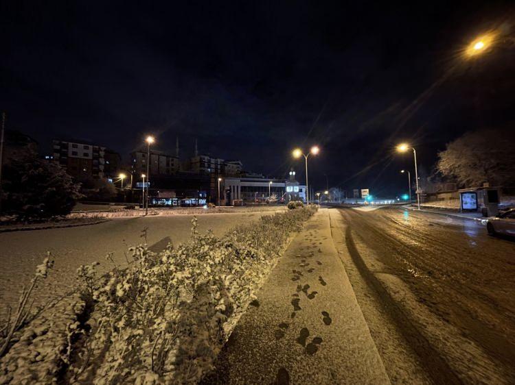 <p>Belediye ekipleri, yollarda tuzlama ve kar temizleme çalışması yaptı.</p> <p>