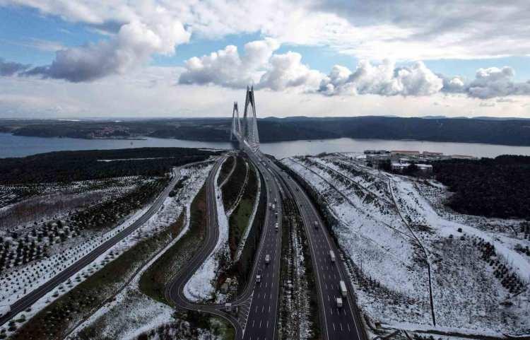 <p>İstanbul’da etkili olan kar yağışının ardından beyaza bürünen Yavuz Sultan Selim Köprüsü’nün çevresi havadan görüntülendi. İstanbul’da dün akşam saatlerinde başlayan kar yağışı birçok ilçede etkisini gösterdi.</p>
