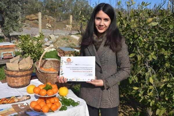 <p> Covid-19 nedeniyle bahçemde daha fazla zaman geçirmeye başladım. Daha önce de büyüklerim ilaç kullanmıyordu, ancak en iyi mandalinayı nasıl ilaç kullanmadan üretebileceğimizi araştırmaya başladım.</p>