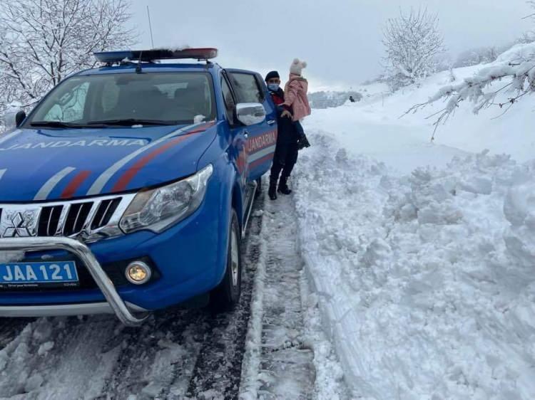 <p>Zonguldak’ın Ereğli İlçesi Jandarma Bölük Komutanlığına bağlı Çaylıoğlu Jandarma Karakolu'nda görevli askerler, yoğun kar yağışı nedeniyle yolu kapalı olan köyde hasta olan bir çocuğu alarak hastaneye götürdü.</p>
