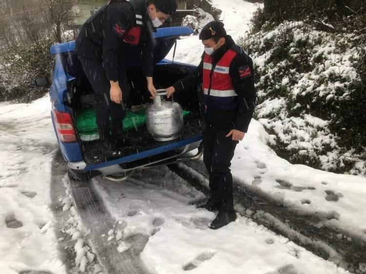 <p>Ereğli’de son bir haftadır devam eden şiddetli kar yağışı sonrası çok sayıda köy yolu ulaşıma kapanırken bazı köylere ise elektrik verilemiyor.</p>
