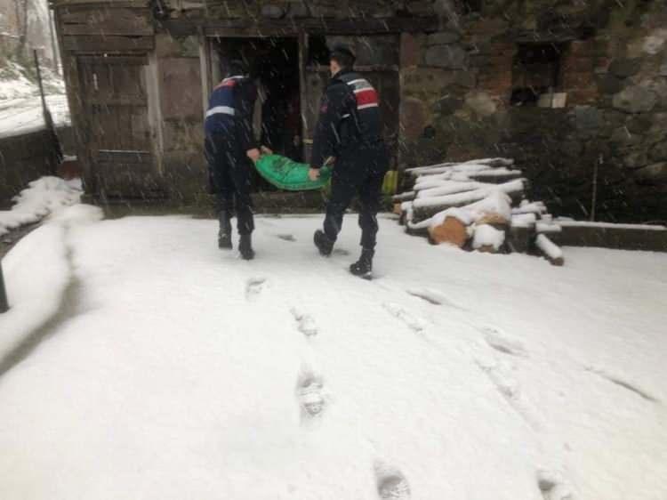 <p>Bugün sabah saatlerinde Ereğli’ye bağlı Ramazanlı köyünde aniden ateşi yükselerek evinde rahatsızlanan 5 yaşındaki Meryem A.’ya ise Jandarma ekipleri ulaştı.</p>