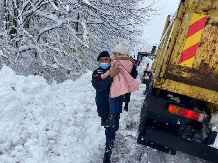<p>Köy yolunun kapalı olması nedeniyle sağlık ekiplerinin Ramazanlı köyüne ulaşamadığını haber alan Çaylıoğlu Jandarma Karakolu ekipleri küçük çocuğun adresine intikal ederek rahatsızlanan Meryem A.’yı ekip otosuyla hastaneye götürdü. </p>
